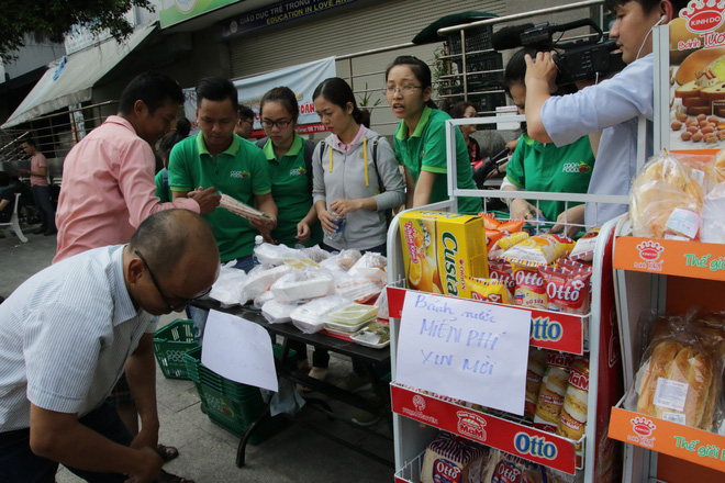 Vụ cháy kinh hoàng ở chung cư Carina: Người dân ấm lòng nhận thức ăn, quần áo miễn phí